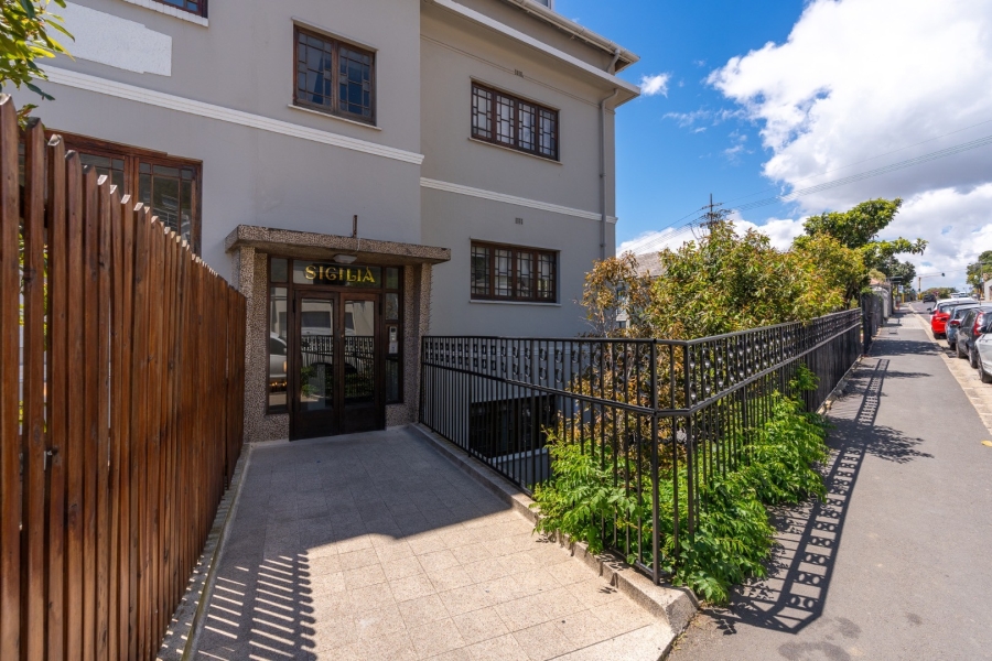 To Let 1 Bedroom Property for Rent in Green Point Western Cape